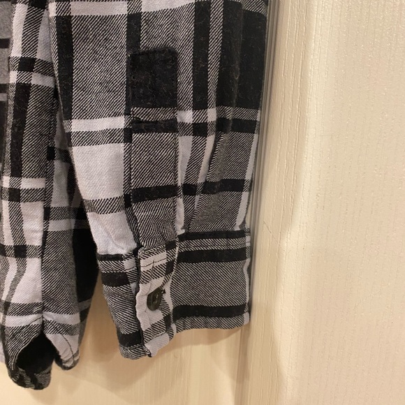 Women’s RSQ Long Sleeve Button Up Shirt Black/Bluish-Gray Size Medium Like New - Picture 11 of 11